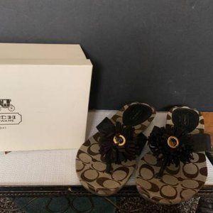 NIB Coach Brown Suki Fringe Flower Flat Thong Sandals Size 7.5M